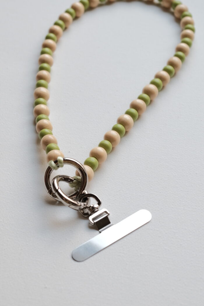 Brelok jasne drewno -zielony krótki